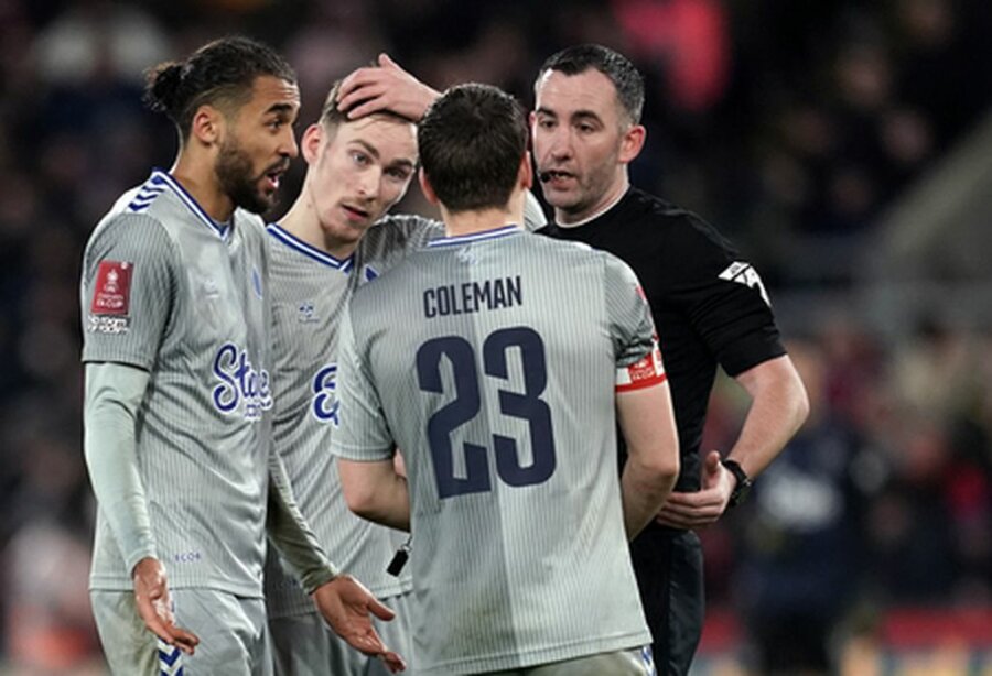 Everton appealed against D. Calvert-Lewin's red card in the FA Cup