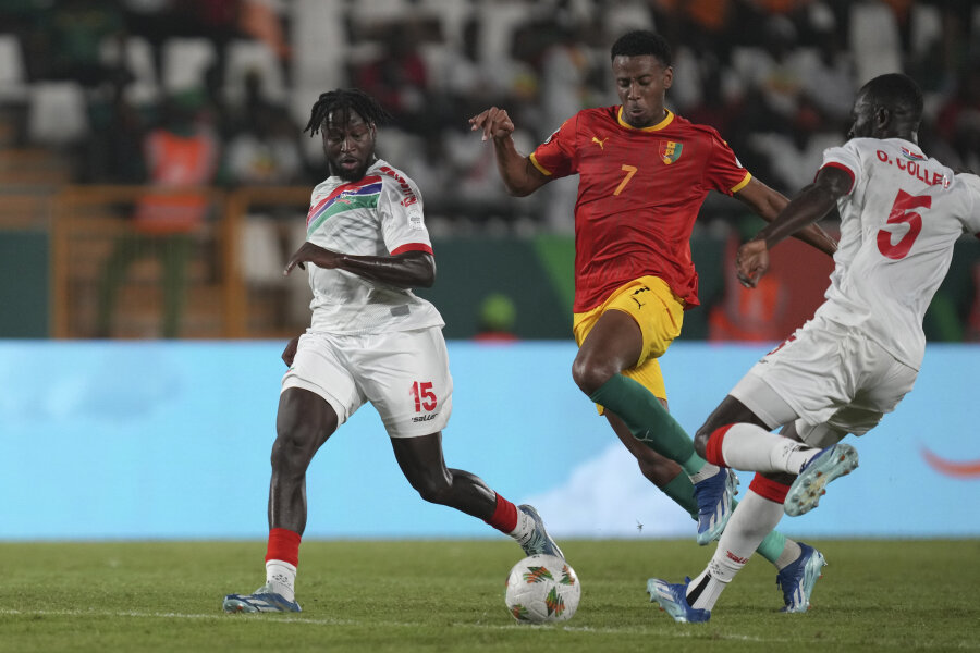 In English, the title would be: "In the African Nations Cup Guinea beat Gambia with a minimal result