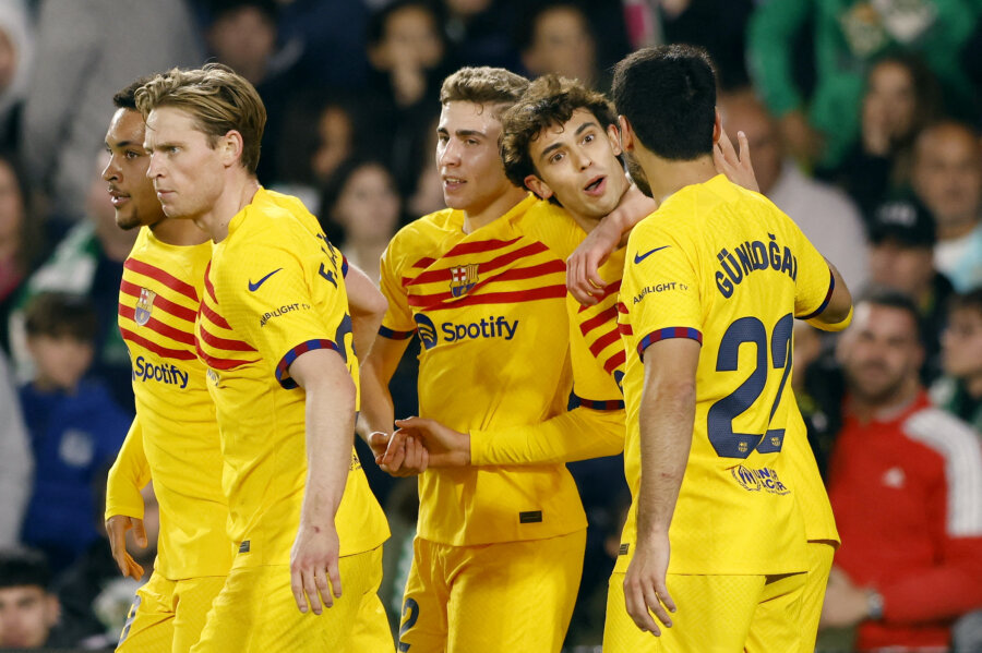 In Spain, F. Torres' hat-trick and Barcelona's club snatched victory