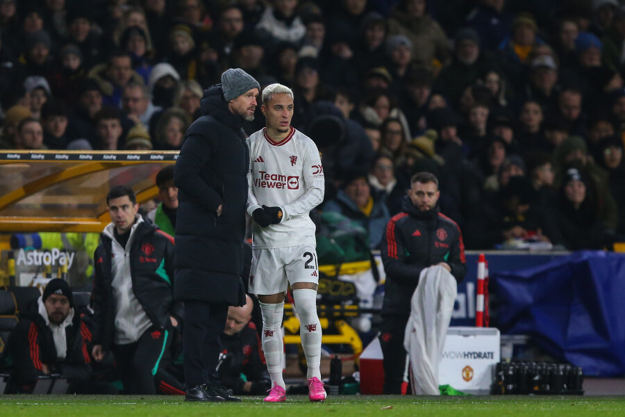 E. ten Hag once again defended Antony