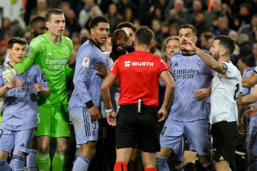 Scandalous match between Valencia and Real ended in a draw