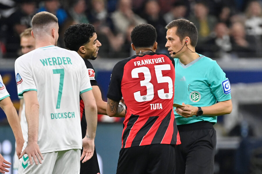 In the Face of Red Cards "Eintracht" and "Werder" Parted Ways Peacefully.