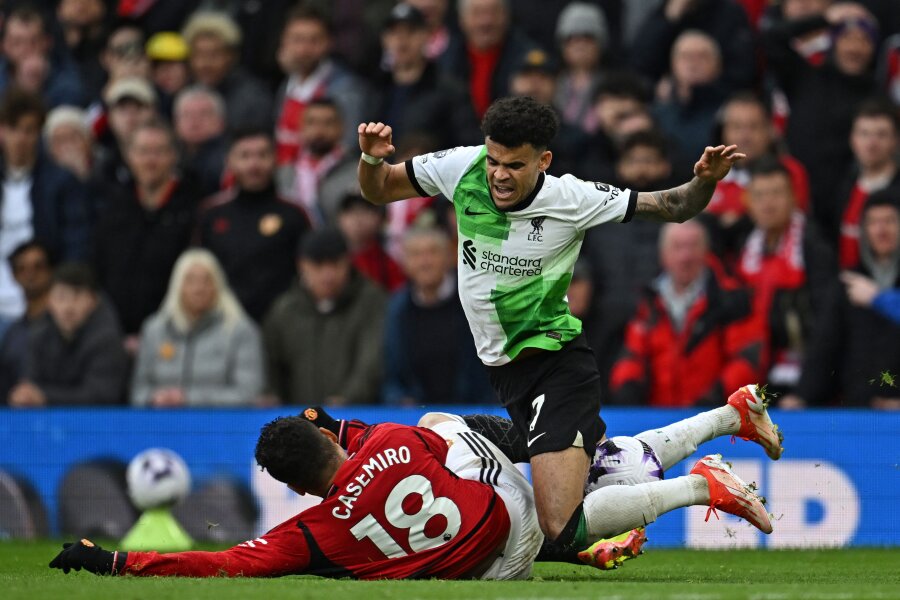 In a match marked by fantastic goals - "Man Utd" and "Liverpool" finish tied