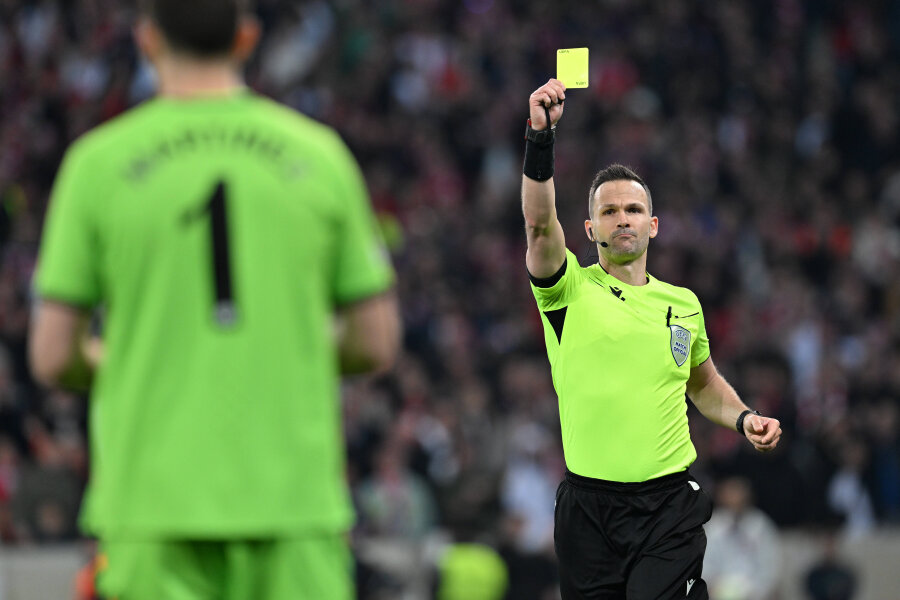 Why was E. Martinez not removed from the penalty series after receiving a second yellow card?