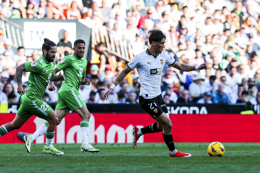 Real Betis" club defeated table neighbor "Valencia" after a tough fight