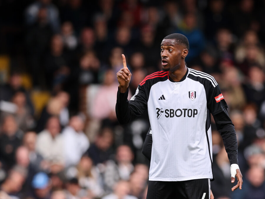 Man Utd" targeted the "Fulham" defender