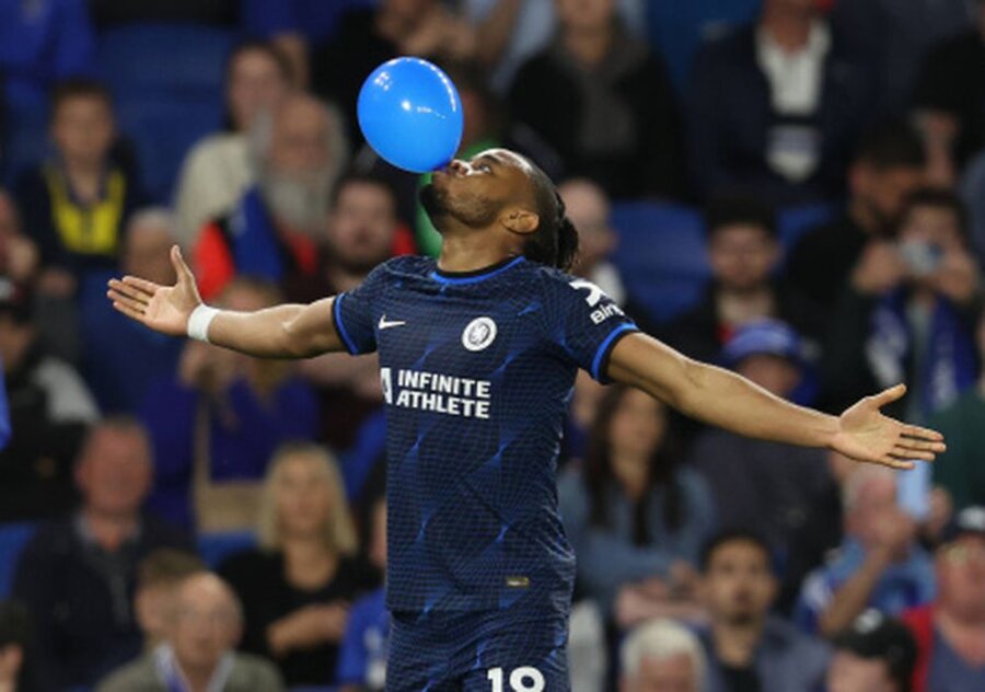 Chelsea" club, celebrating the fourth victory in a row, moved closer to the Europa League.