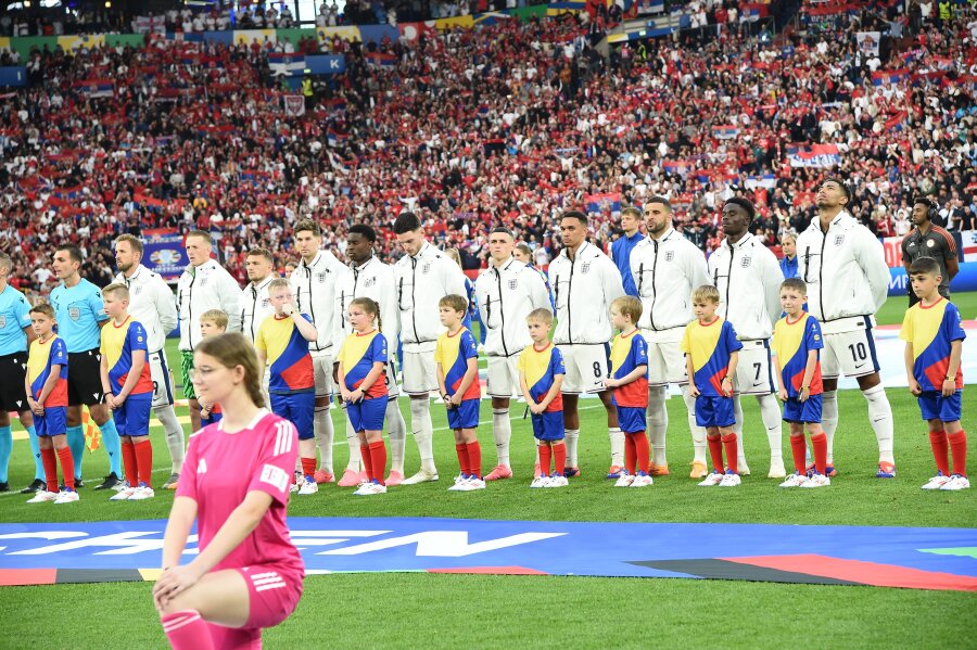 Rarely will you see: one English fan woke up at four in the morning alone in the Gelzenkirchen stadium.