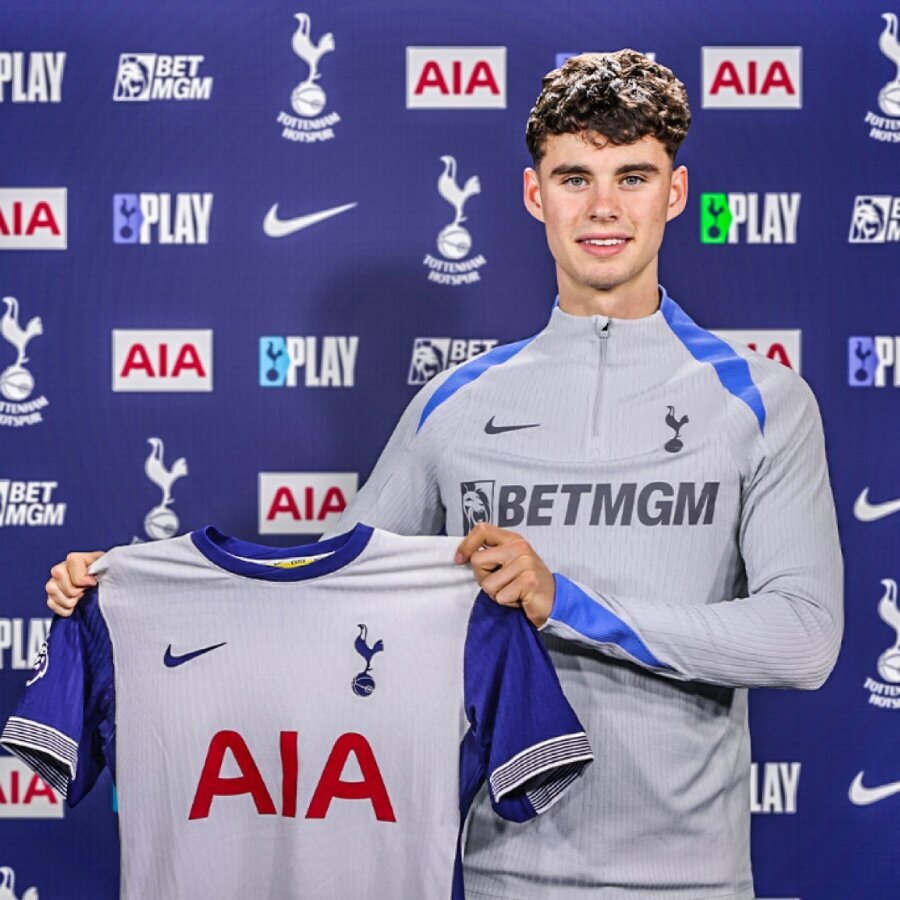 Official: "Tottenham" signed an expensive 18-year-old