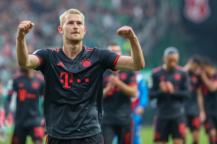 Bayern Munich fans pray for the club not to sell M. De Ligt