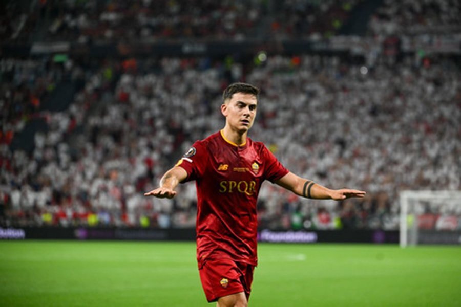 See: Roma fans bid farewell to P. Dybala