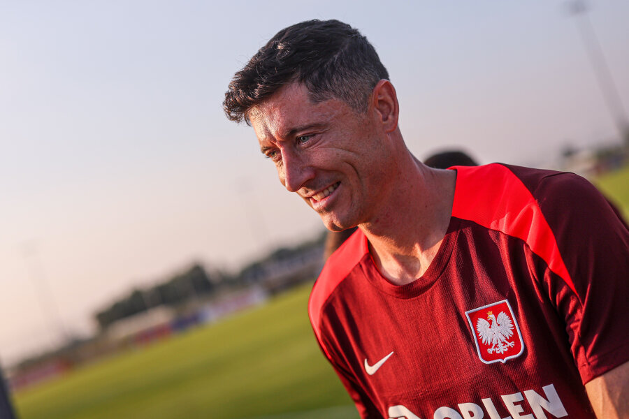 R. Lewandowski considered sacrificing himself for Barcelona's poor financial situation.