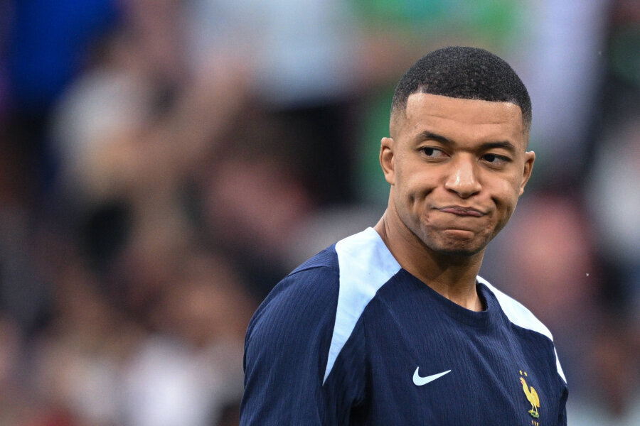 Rights-less K. Mbappe chose the most expensive BMW