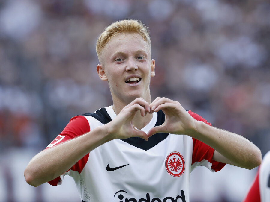 H. Larsson extended his contract with Eintracht club for a long time.