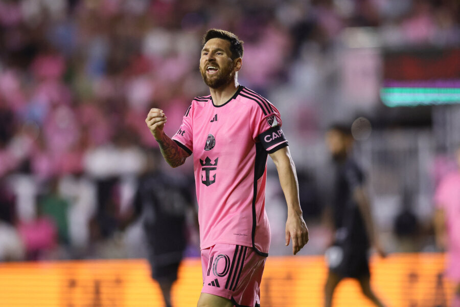 See: L. Messi's bodyguard sprinting towards the field intruder