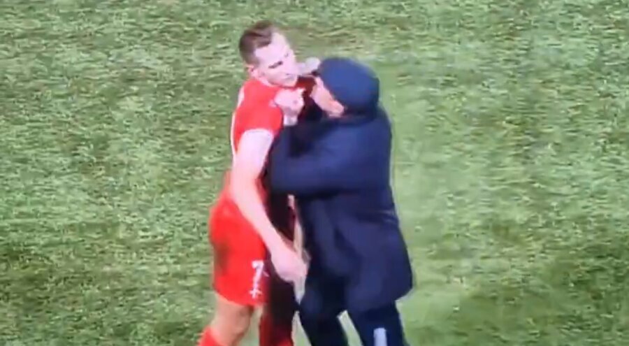 Scandal in Serie C: After receiving a red card, the coach shook the Latvian national team striker.