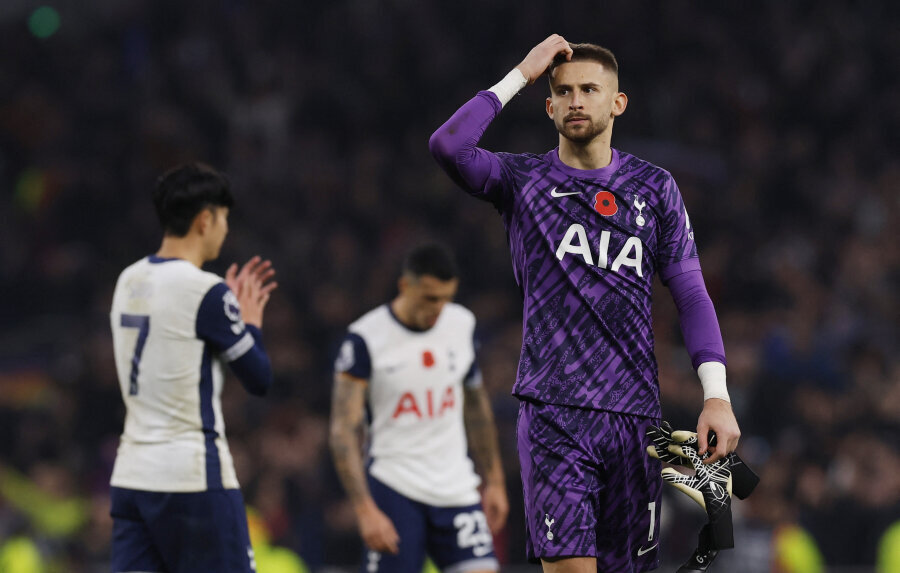 Tottenham has lost their goalkeeper for a long time.