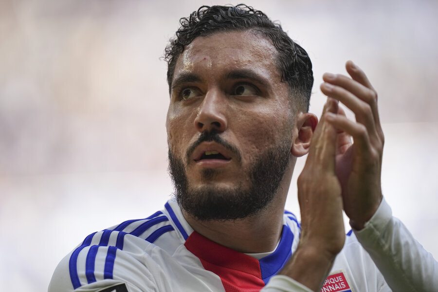 G. Mikautadze's double helped the Lyon club crush Qarabag.