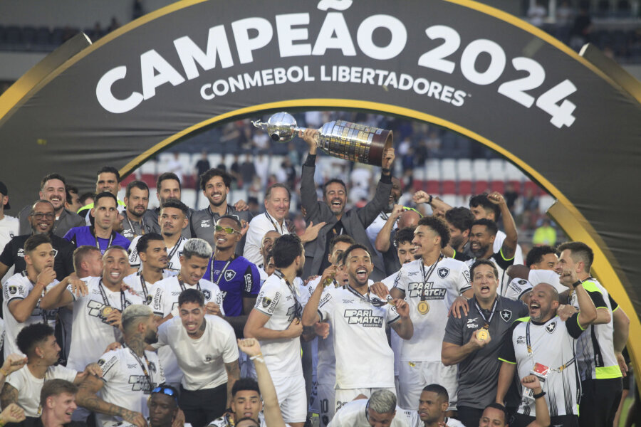 Players of Botafogo, who played almost the entire match in the minority, became Copa Libertadores champions.