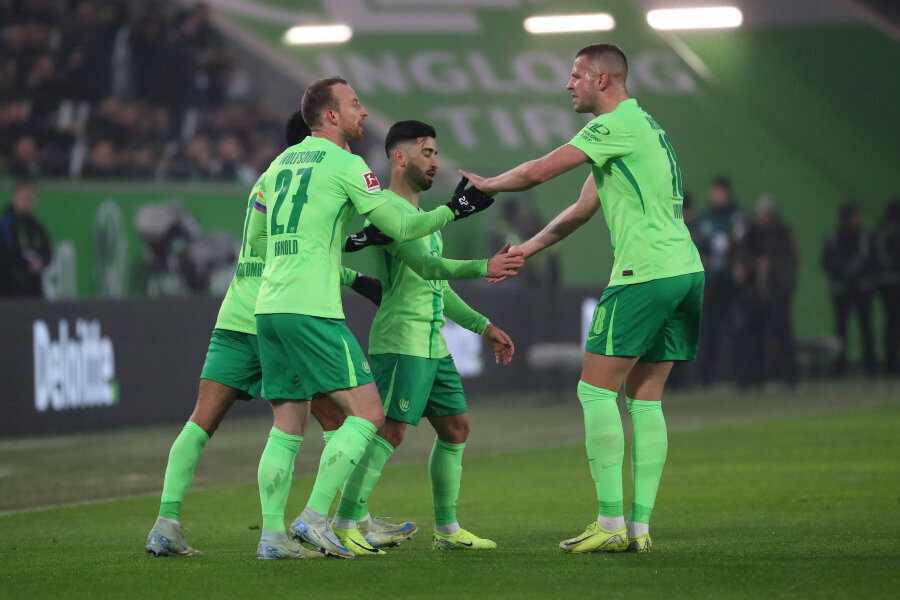 Wolfsburg defeated Mainz in a high-scoring match.