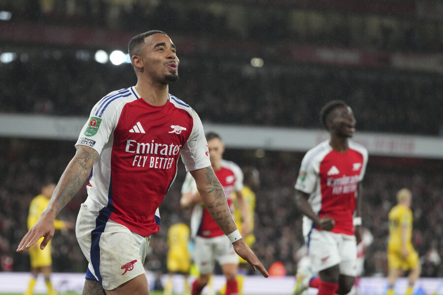 G. Jesus's hat-trick opened the doors for Arsenal to the English League Cup semifinals.