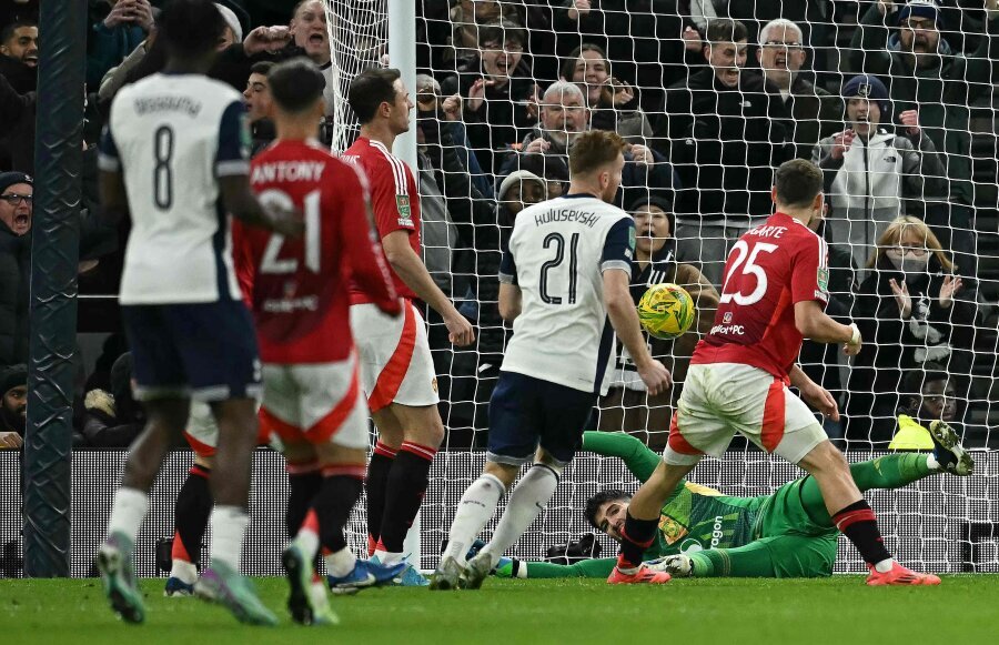 Just by a hair, the Tottenham team eliminated Man Utd from the English League Cup.