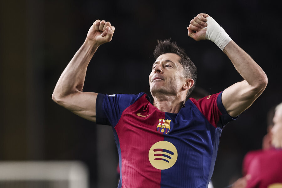 Barcelona, plagued by troubles off the field, confidently advanced to the cup's quarter-finals.