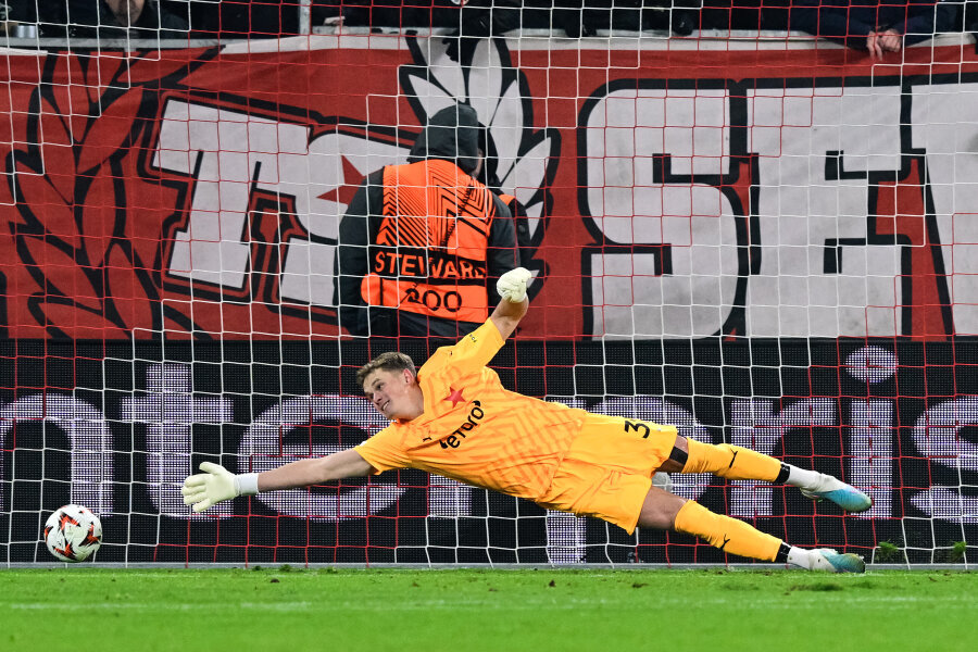 Official: Tottenham has added the Czech national team goalkeeper.