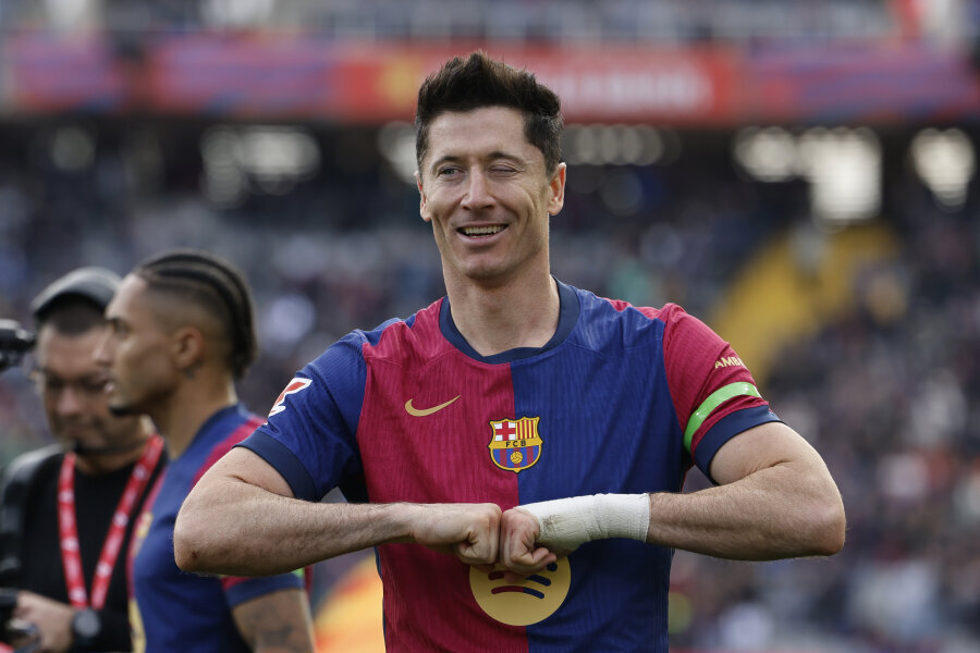 R. Lewandowski scored a goal, and Barca moved closer to the top of La Liga.