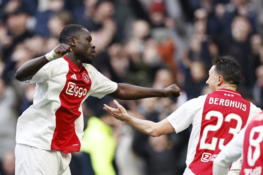 Ajax snatched victory against Feyenoord in added time