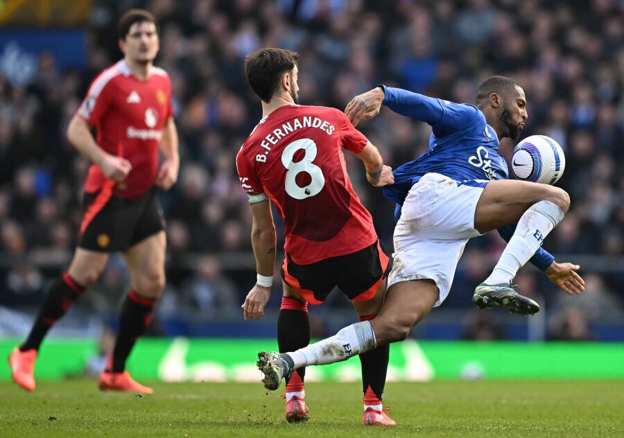 Late in the match, the revived Man Utd team snatched a point from Everton's hands.